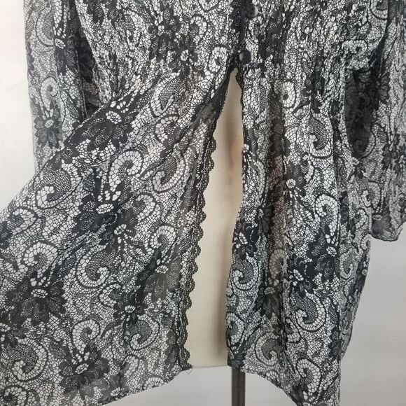 NOTATIONS. SIZE XL. BLACK WHITE FLORAL Tunic Top. Buttons at Waist - Picture 14 of 16